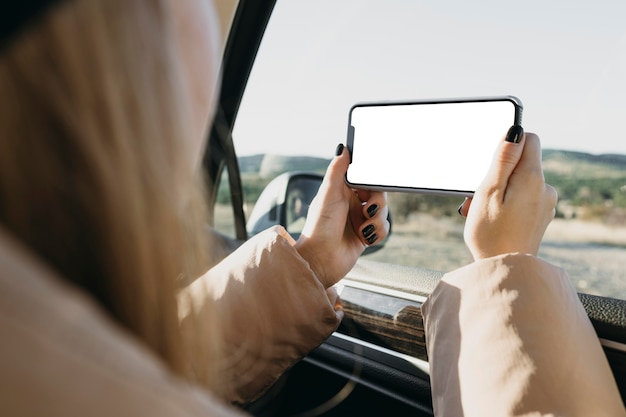 Primer plano mujer sosteniendo smartphone