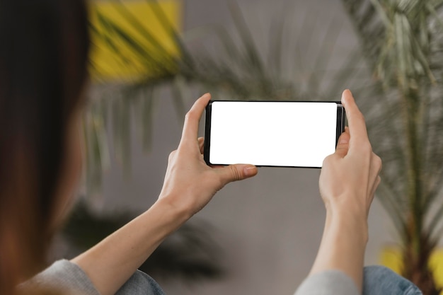 Foto gratuita primer plano mujer sosteniendo smartphone