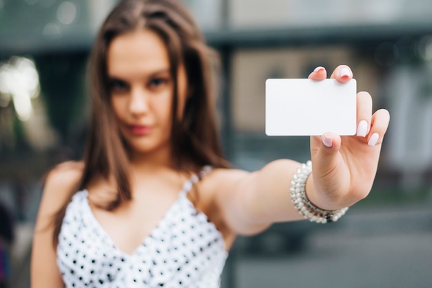 Primer plano mujer sosteniendo una tarjeta