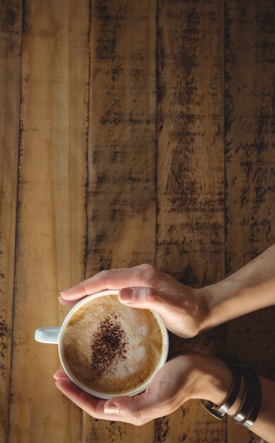 Primer plano de mujer sosteniendo la taza de café