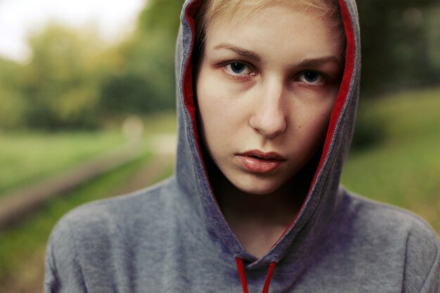 Primer plano de mujer con sudadera con capucha al aire libre