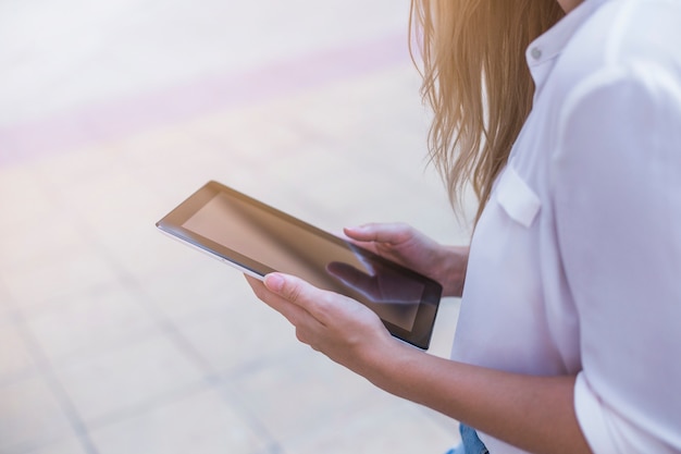 Foto gratuita primer plano de una mujer con tableta digital