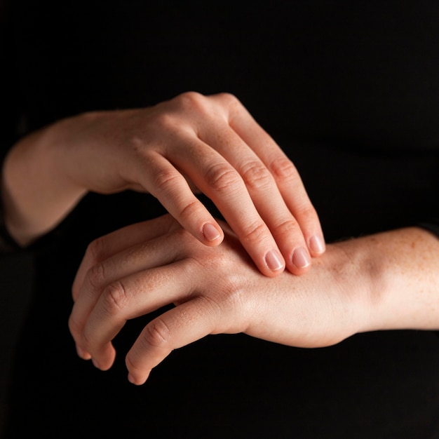 Primer plano mujer tocando las manos