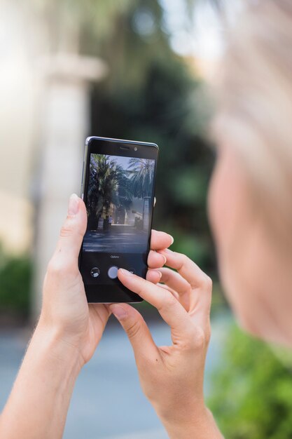 Primer plano, de, mujer, toma, fotografía, en, móvil