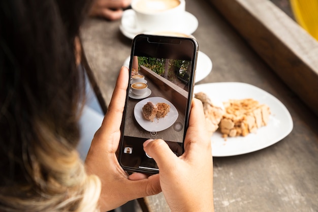 Foto gratuita primer plano de mujer tomando una foto