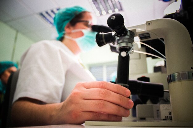 Primer plano de mujer trabajando en el laboratorio