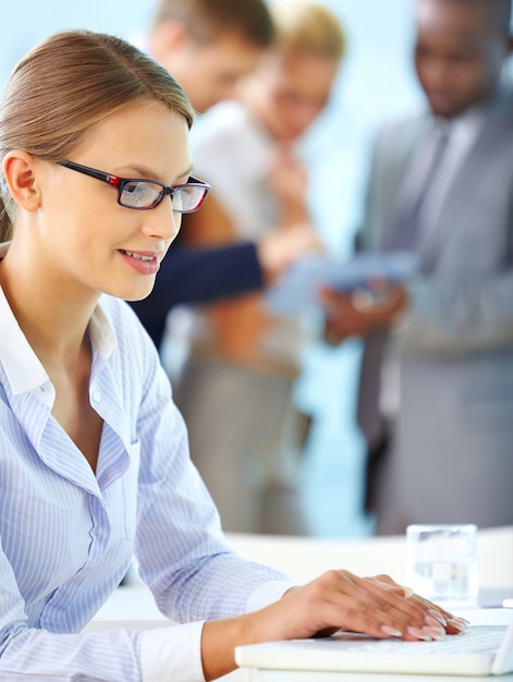 Foto gratuita primer plano de mujer trabajando con portátil