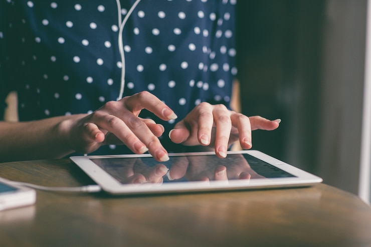 Foto gratuito primer plano de mujer trabajando con la tableta