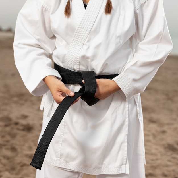 Primer plano de mujer en traje de artes marciales