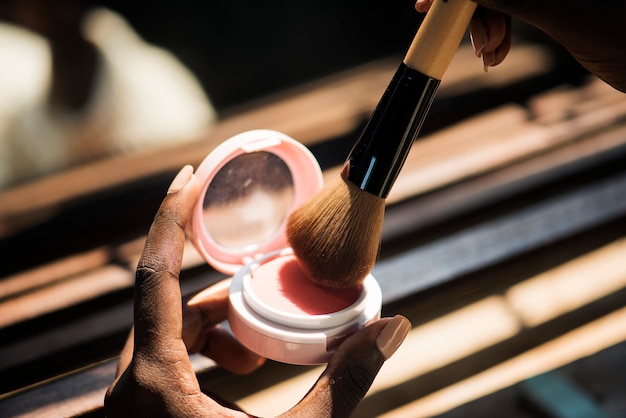 Primer plano de mujer usando blush en