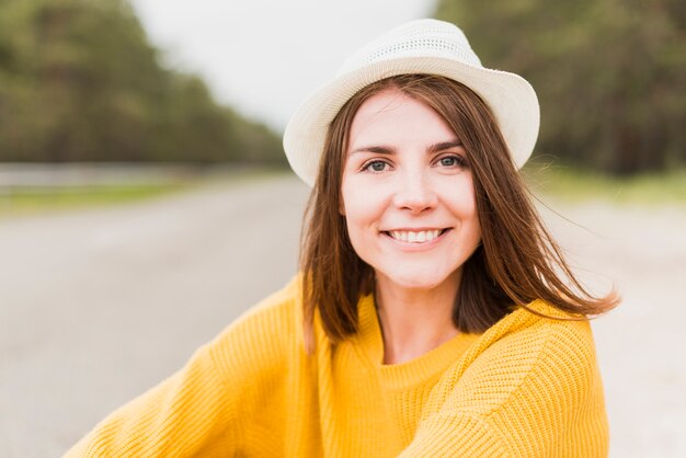 Primer plano de mujer viajando sonriendo