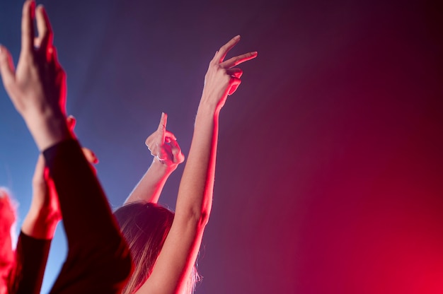 Foto gratuita primer plano de mujeres bailando