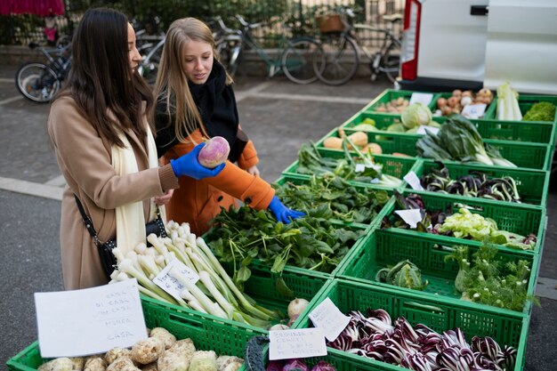 Primer plano de mujeres jóvenes haciendo compras