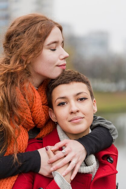 Primer plano de mujeres jóvenes juntas en el amor