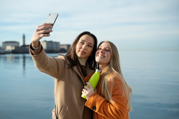 Primer plano de mujeres jóvenes tomando un selfie