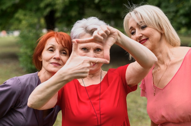 Primer plano de mujeres maduras posando