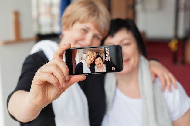 Primer plano de mujeres mayores tomando selfies
