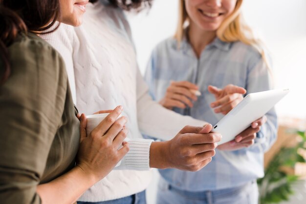 Primer plano de mujeres mirando en la mesa