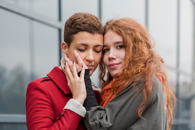 Foto gratuita primer plano de mujeres románticas juntas