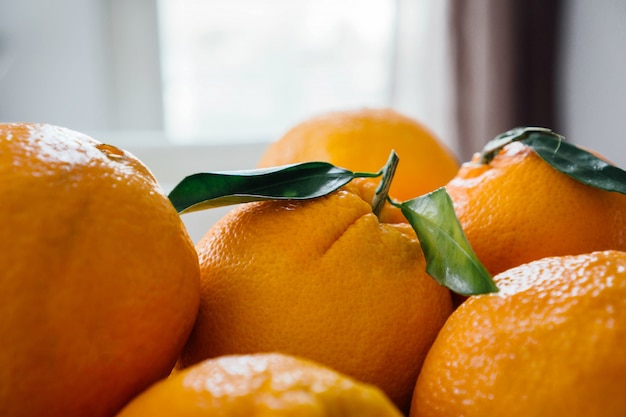 Primer plano de naranjas frescas