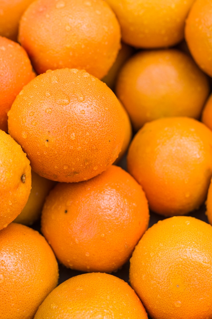 Foto gratuito primer plano de naranjas maduras jugosas mojadas