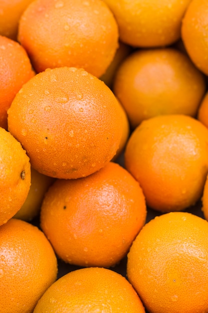 Primer plano de naranjas maduras jugosas mojadas