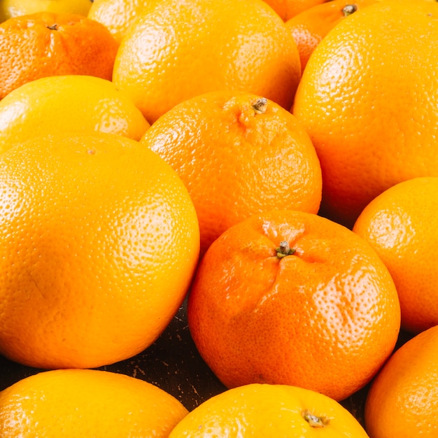 Primer plano de naranjas y mandarinas