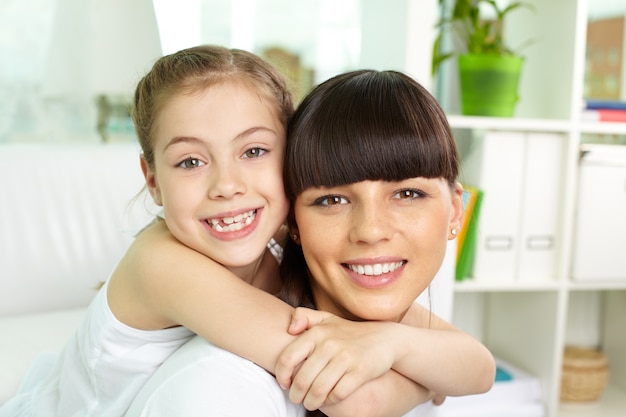 Foto gratuita primer plano de niña abraza a su madre