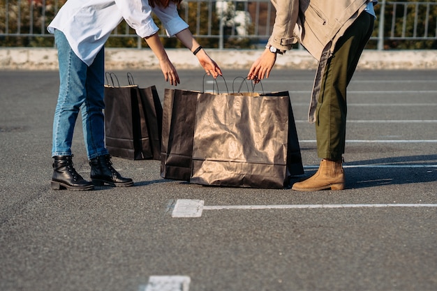 Foto gratuita primer plano de una niña abre la bolsa de compras y está considerando sus compras.