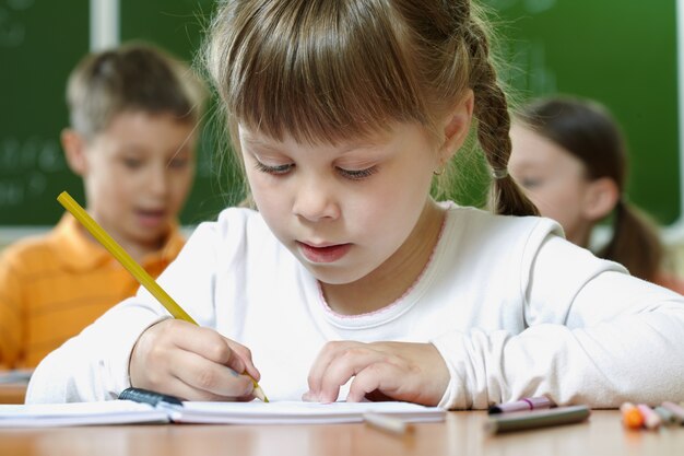 Primer plano de la niña aprendiendo a dibujar