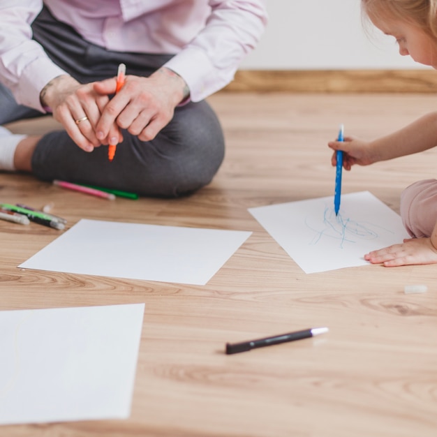 Primer plano de niña dibujando en un papel