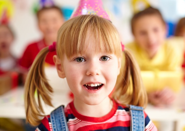 Primer plano de niña divirtiéndose en la fiesta de cumpleaños