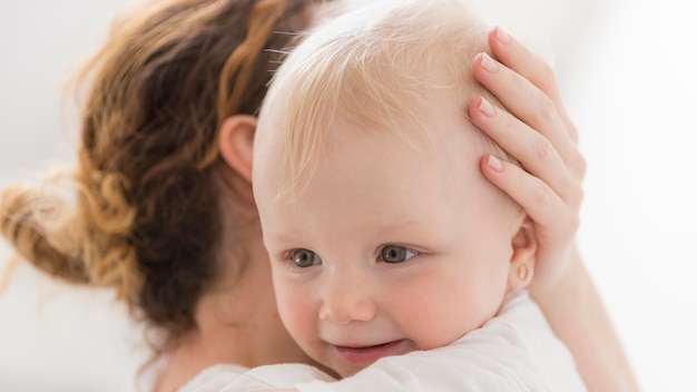 Primer plano niña feliz de estar con la madre