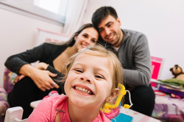 Foto gratuita primer plano de una niña feliz frente a sus padres