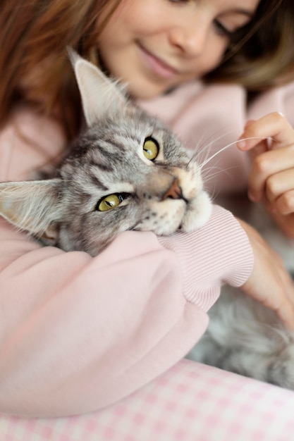 Primer plano de niña y gato