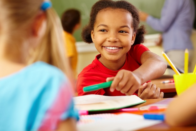 Primer plano de niña inteligente con una gran sonrisa