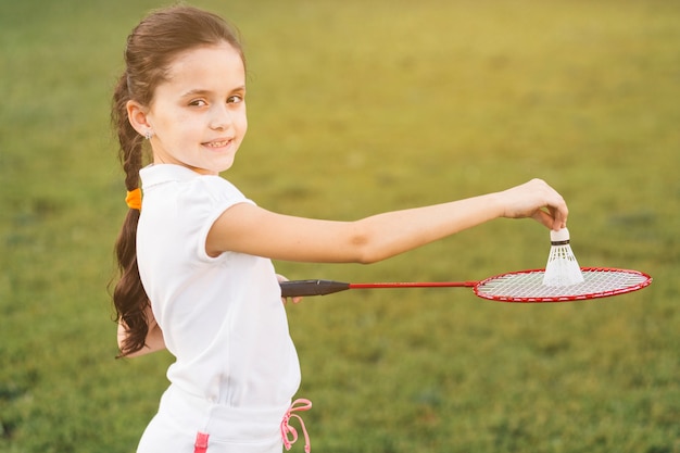 Foto gratuita primer plano, de, niña, juego, bádminton