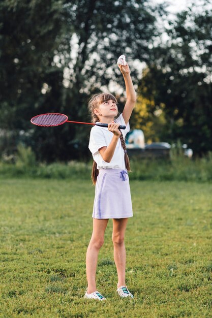 Primer plano de una niña jugando bádminton en el parque