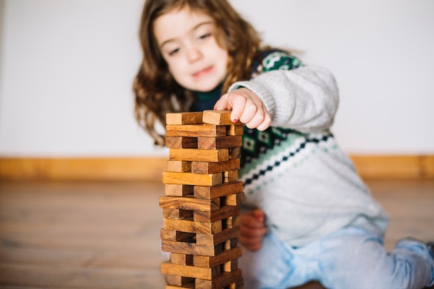 Primer plano de una niña jugando jenga juego