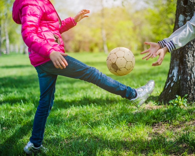 Primer plano de niña jugando con la pelota