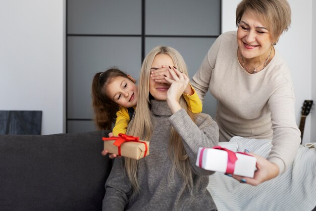 Primer plano de niña con mamá y abuela