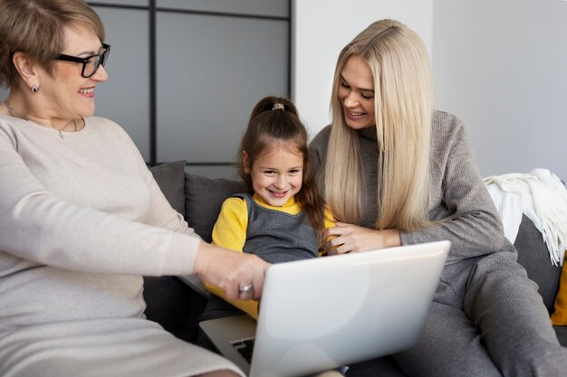 Primer plano de niña con mamá y abuela