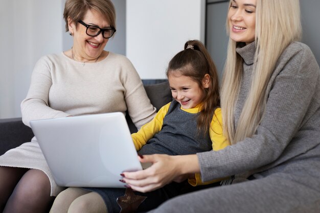 Primer plano de niña con mamá y abuela