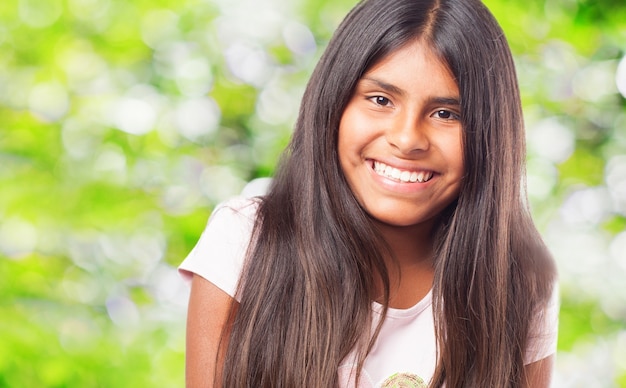 Primer plano de niña morena sonriendo