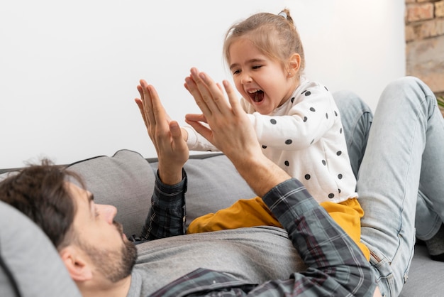 Primer plano de niña y padre feliz