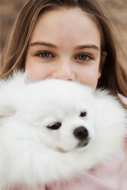 Primer plano de niña y perro mullido