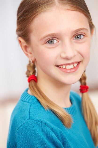 Primer plano de niña rubia en clase