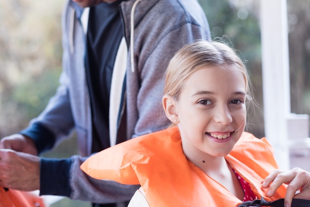 Primer plano de niña sonriente preparada para la excursión