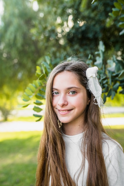 Primer plano de una niña sonriente