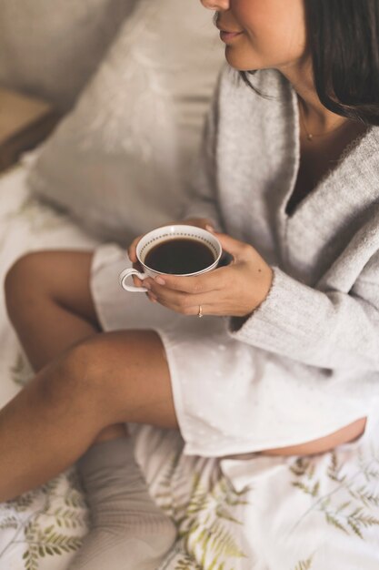 Primer plano, de, un, niña, sostener la taza de café